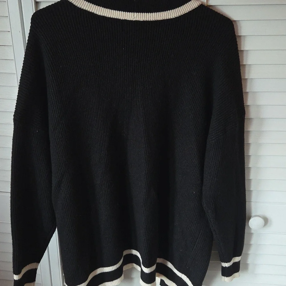 VICI Cream And Black Sweater With Pockets On Each Side. - Picture 6 of 6